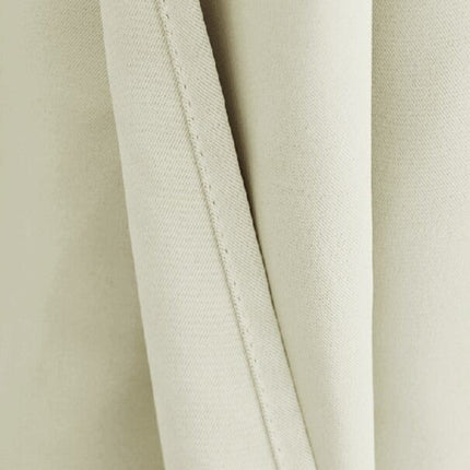 Kremowa wodoodporna zasłona na balkon.