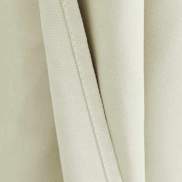 Kremowa wodoodporna zasłona na balkon.