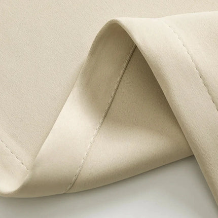 Beżowa zasłona gotowa na przelotkach