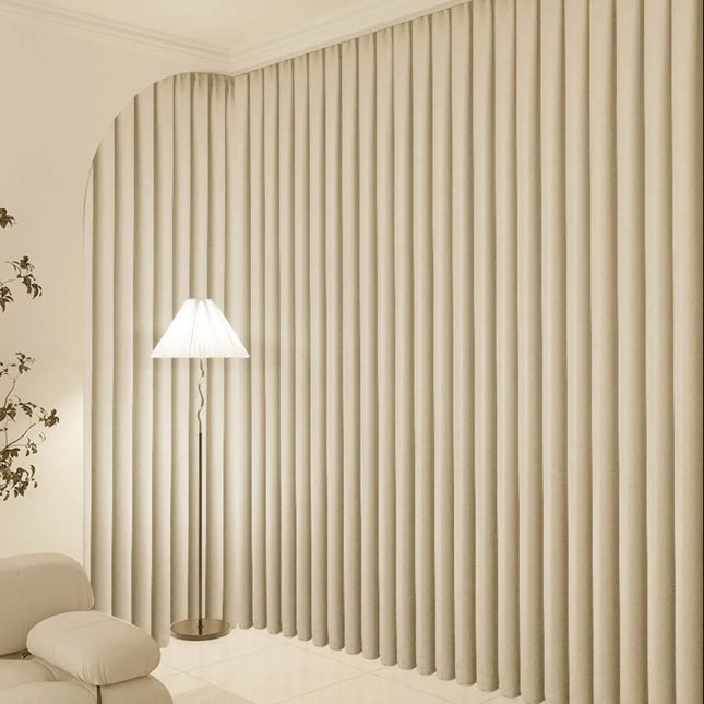 Beżowa zasłona gotowa na przelotkach