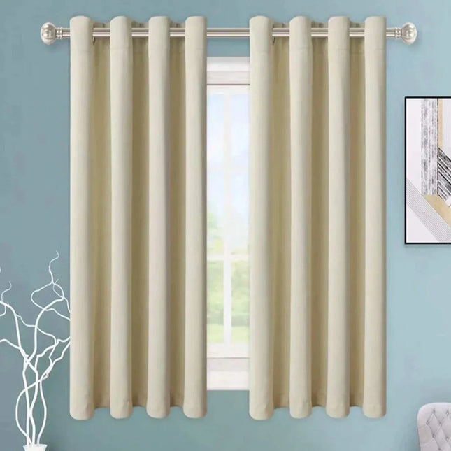 Beżowa zasłona gotowa na przelotkach