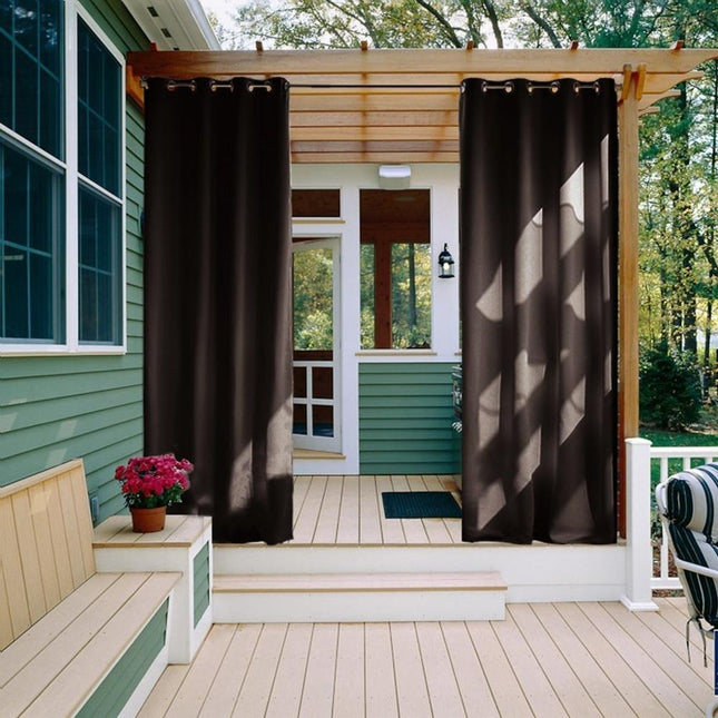 Brązowa zasłona zewnętrzna na balkon na przelotkach.