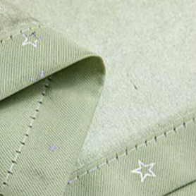 Zielona zasłona zaciemniająca w białe gwiazdki