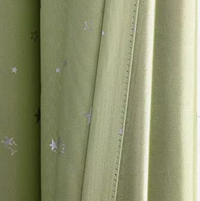 Zielona zasłona zaciemniająca w białe gwiazdki