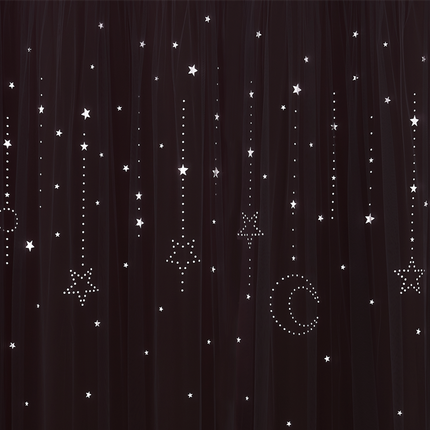 Różowa zasłona z woalem w gwiazdki.