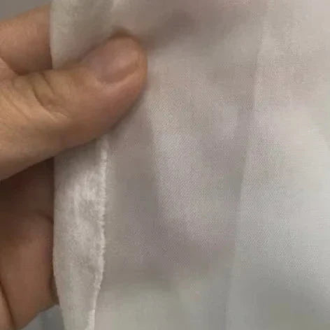 Gładka biała firana do nowoczesnego wnętrza