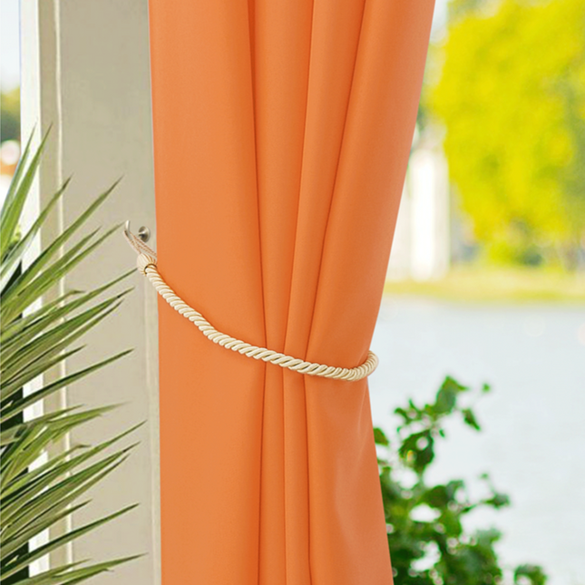 Pomarańczowa zasłona ogrodowa na altanę z przelotkami.