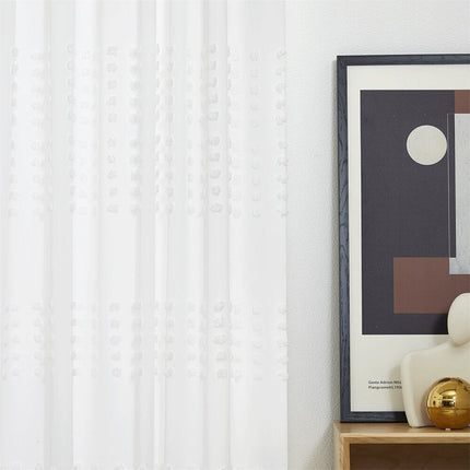 Biała firana z ozdobnymi kropkami