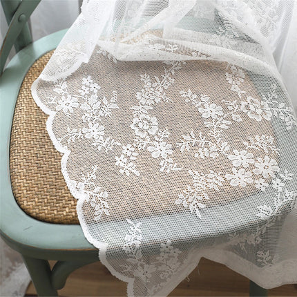 Klasyczna biała firana z koronki