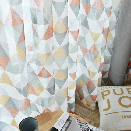 Kolorowa firana w geometryczne trójkąty