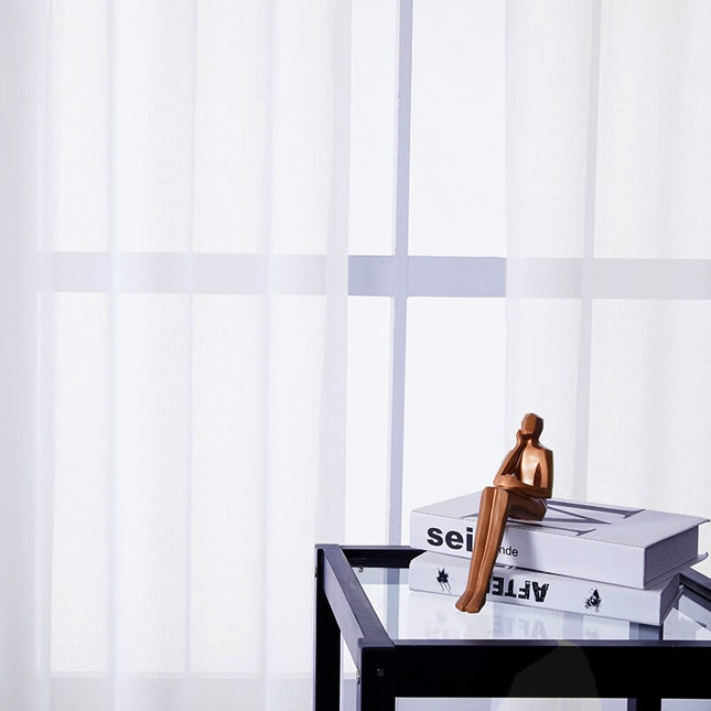 Biała gładka firana na przelotkach