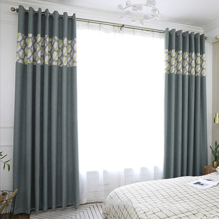 Szara zasłona zaciemniająca z geometrycznym pasem