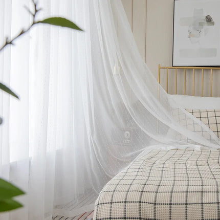 Biała firana w haftowane kropki