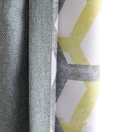 Szara zasłona zaciemniająca z geometrycznym pasem