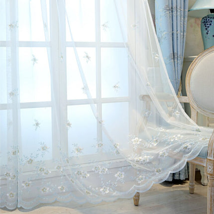 Delikatna firana z haftowanymi białymi kwiatami
