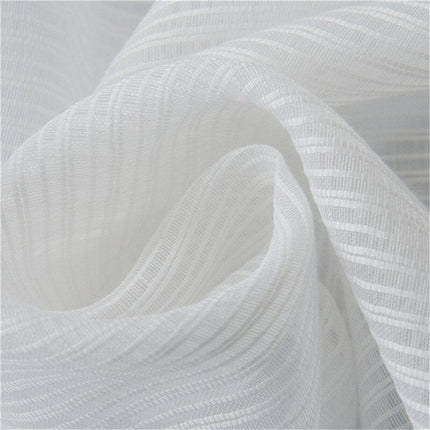 Biała firana o strukturze siatki