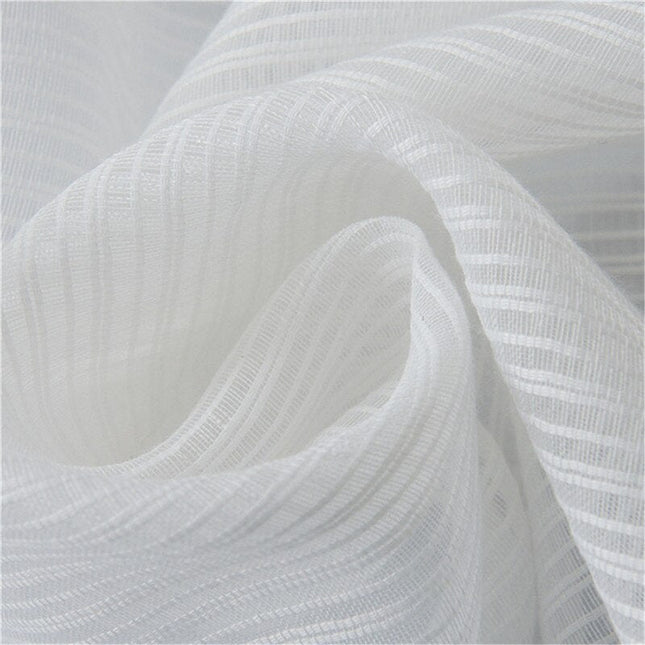 Biała firana o strukturze siatki