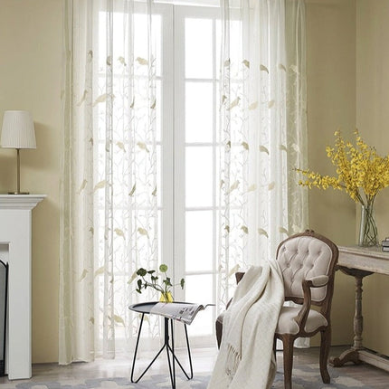 Firana z haftowanymi ptaszkami na gałązkach