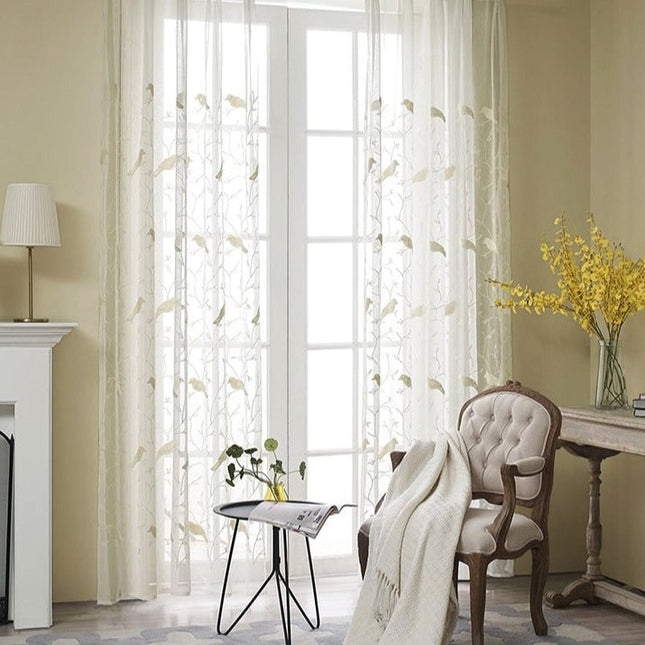 Firana z haftowanymi ptaszkami na gałązkach