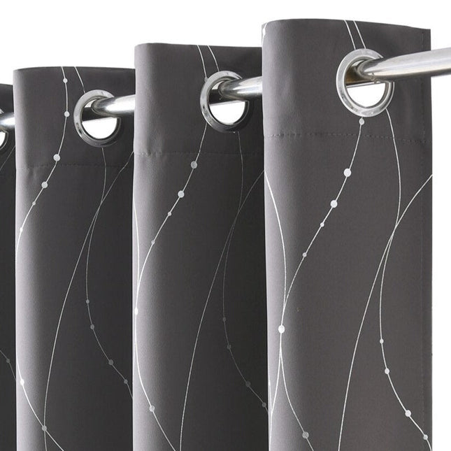Szara zasłona zaciemniająca ze srebrną nitką.
