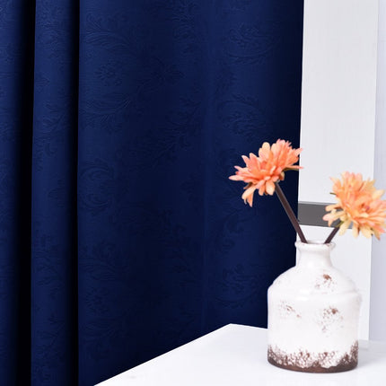 Beżowa zasłona z tłoczonym wzorem