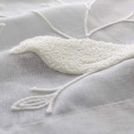 Firana z haftowanymi ptaszkami na gałązkach