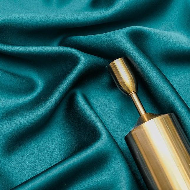 Turkusowa zasłona zaciemniająca w kwiaty