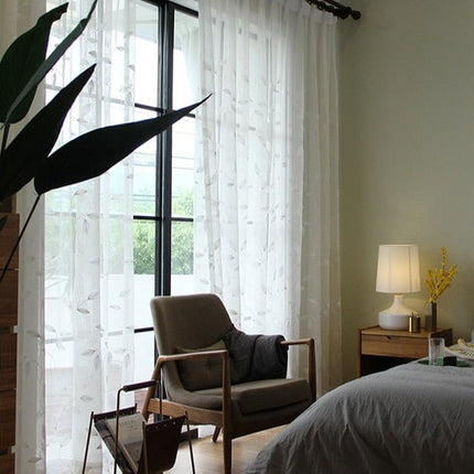 Delikatna firana z haftowanymi liśćmi