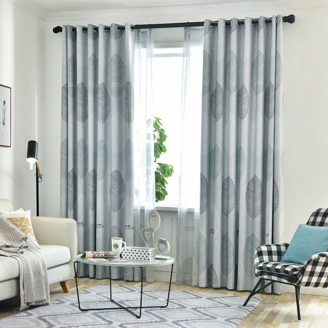 Szara zasłona kryjąca w liście