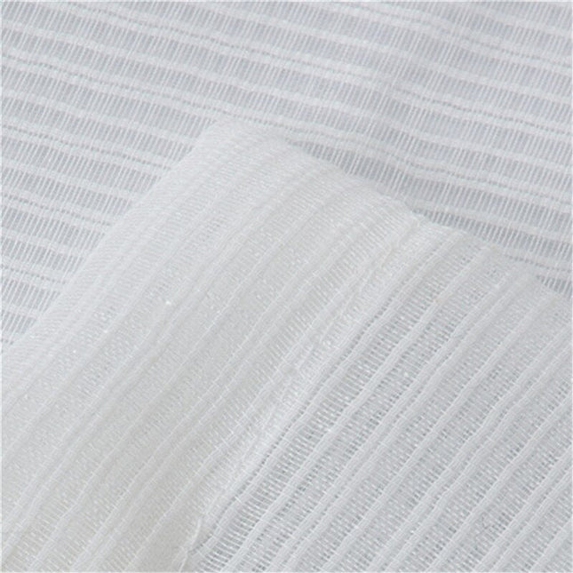 Biała firana o strukturze siatki