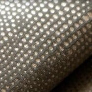 Szara zasłona zaciemniająca w kropki.