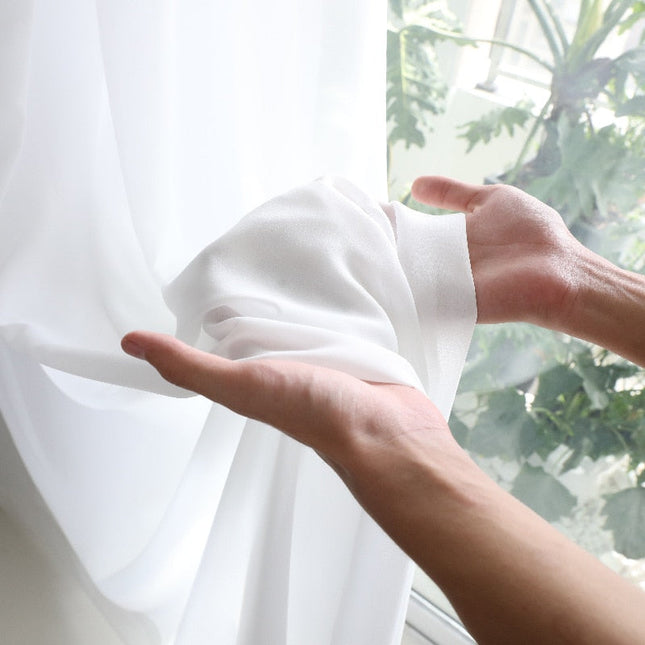 Gładka biała firana do nowoczesnego wnętrza