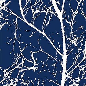 Niebieska zasłona ogrodowa we wzór gałęzi.