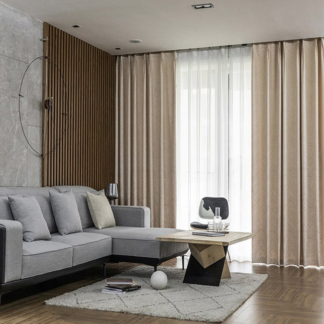 Brązowa zasłona zaciemniająca w falisty wzór