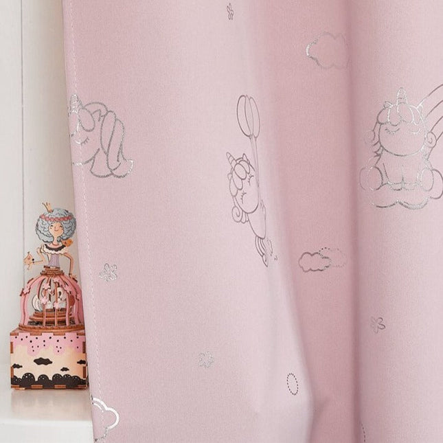 Różowa zasłona dziecięca w srebrne jednorożce