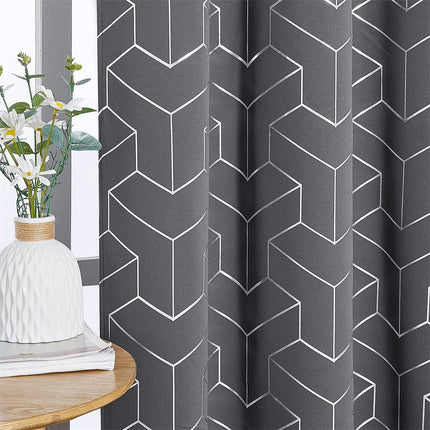 Szara zasłona zaciemniająca w geometryczny wzór 3D.
