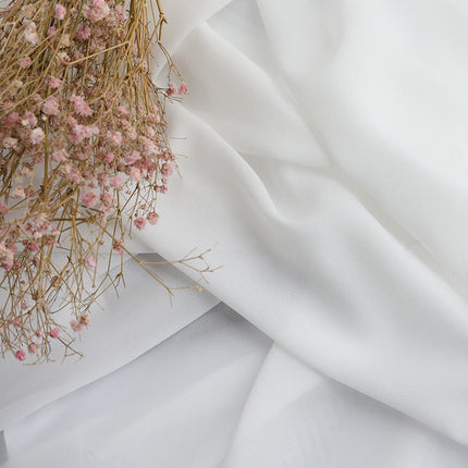 Gładka biała firana do nowoczesnego wnętrza