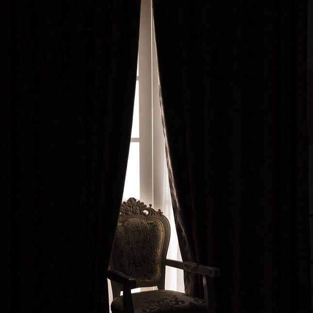 Zasłona zaciemniająca sienna w abstrakcyjny wzór