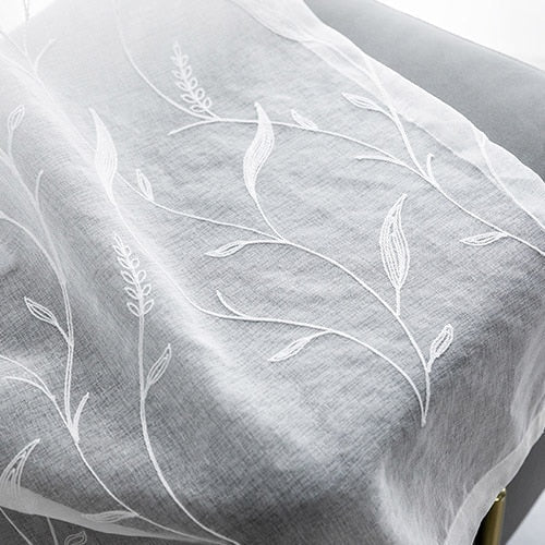 Lniana firanka z białym haftem roślinnym