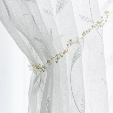 Lniana firanka z białym haftem roślinnym