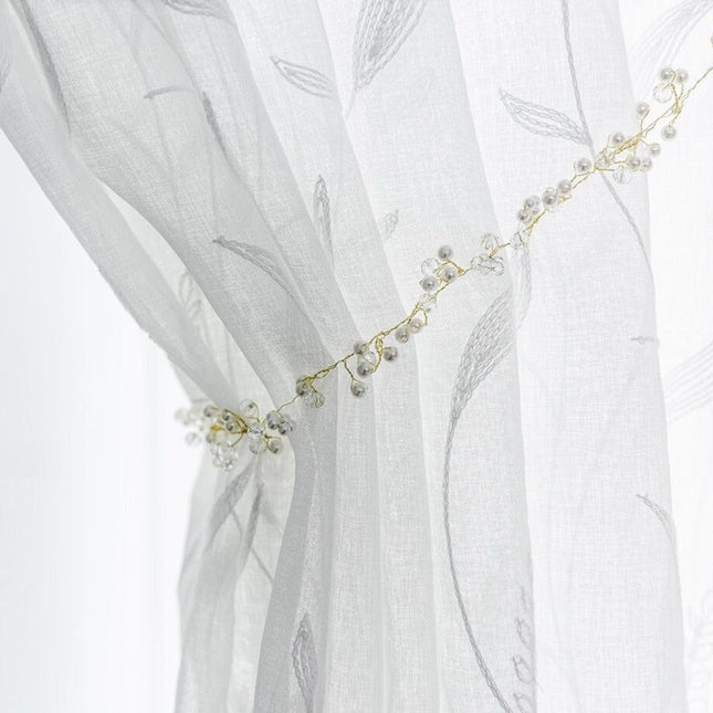 Lniana firanka z białym haftem roślinnym