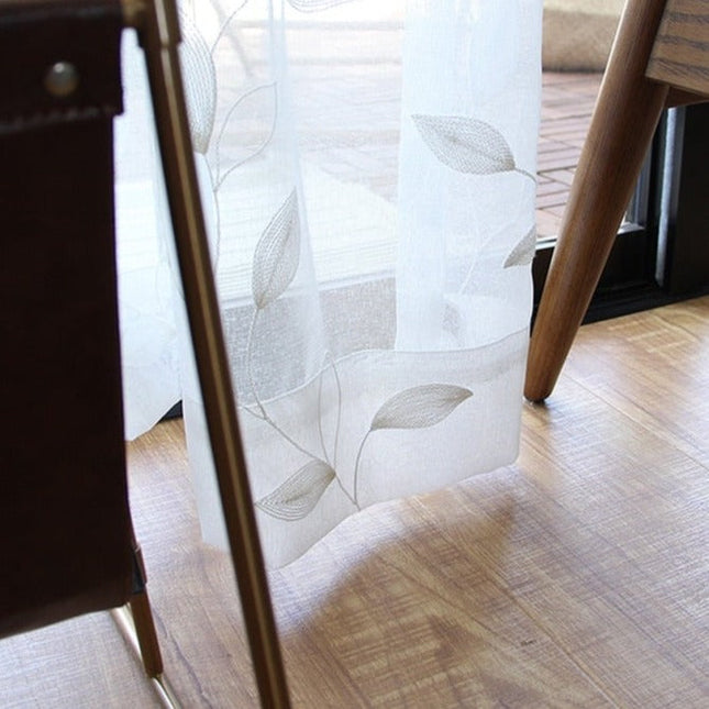 Delikatna firana z haftowanymi liśćmi