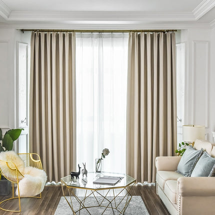 Beżowa zasłona zaciemniająca na taśmie