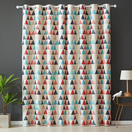 Czerwona zasłona w geometryczne trójkąty.