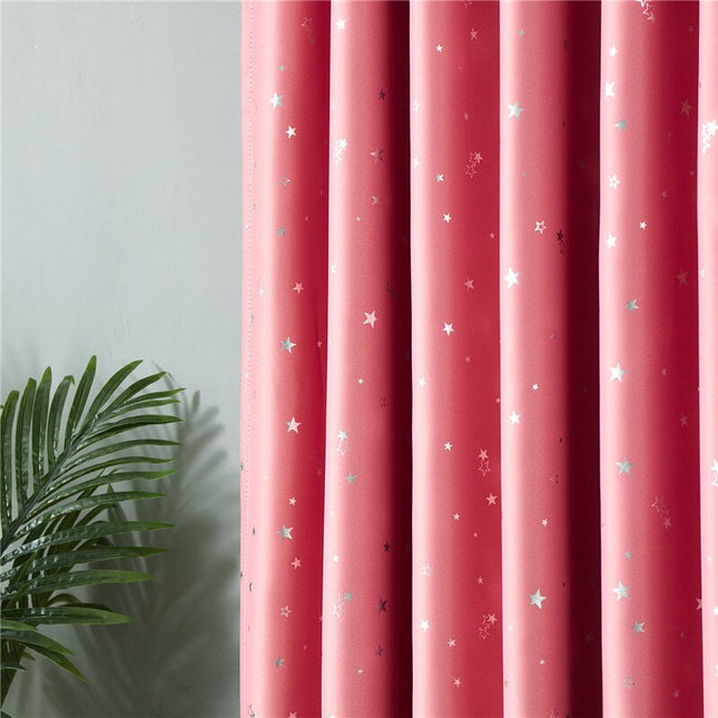 Różowa zasłona zaciemniająca w gwiazdki.