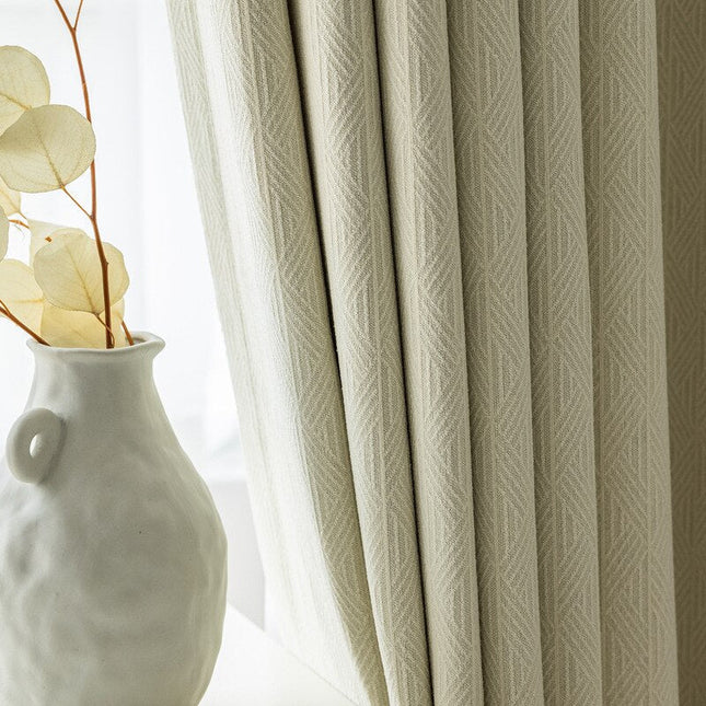 Beżowa zasłona zaciemniająca o strukturze lnu