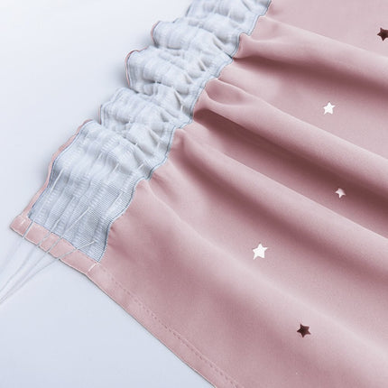 Jasnoniebieska gładka zasłona na przelotkach.