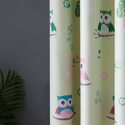 Kremowa zasłona zaciemniająca w sowy.