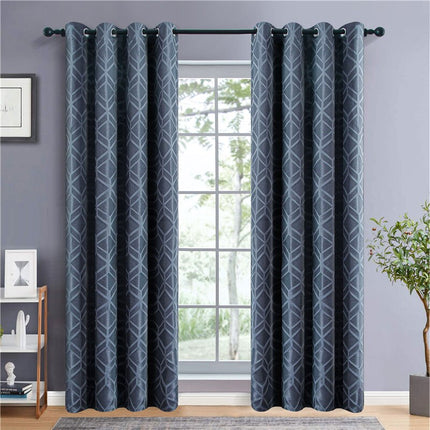 Czarno-niebieska zasłona zaciemniająca z wzorem.