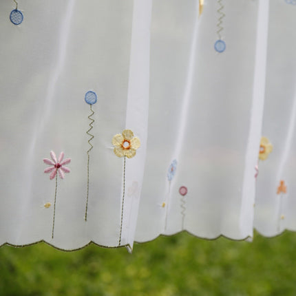 Firanka kuchenna w haftowane polne kwiaty